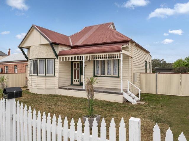 Cottage Charm Meets Unbeatable Location
