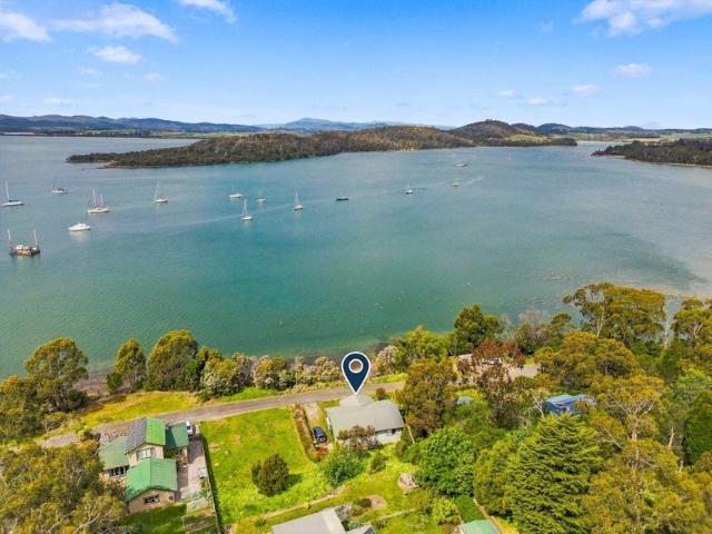 Cottage Charm Opposite the Water!
