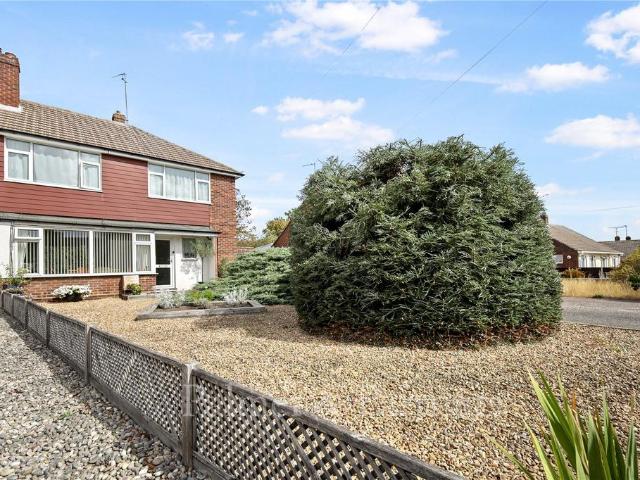 Cottage Drive, Colchester, Essex, CO2 3 bed semi detached house to rent £1,500 pcm £346 pw