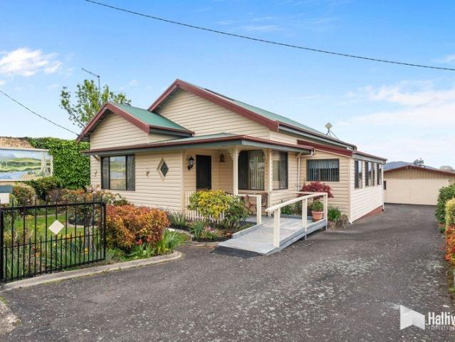 Cottage Gardens, Generous Space & Town Convenience