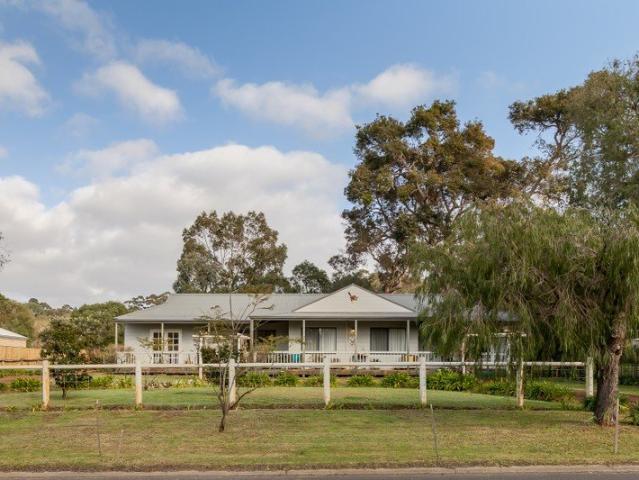 Cottage home on supersized block with town conveniences