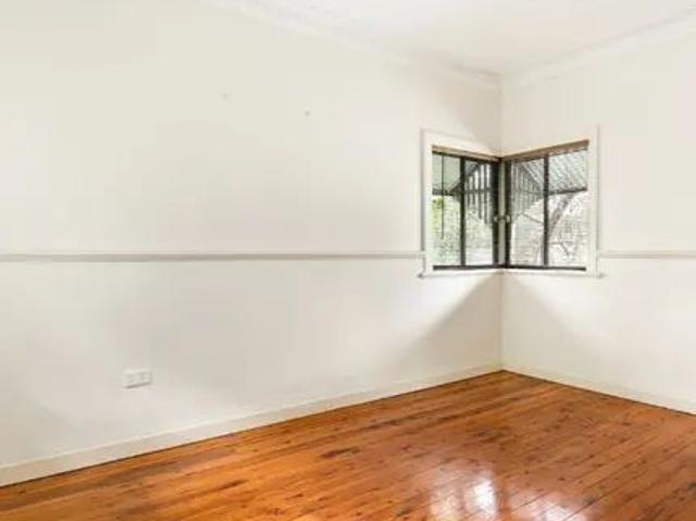 Cottage in Convenient Location + Study