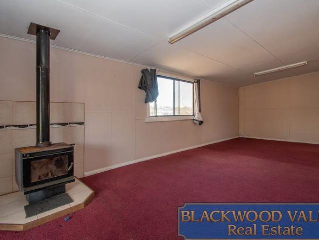 COTTAGE IN WINNEJUP