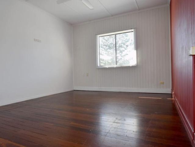 COTTAGE LIVING WITH A HUGE BLOCK ON THE CBD FRINGE