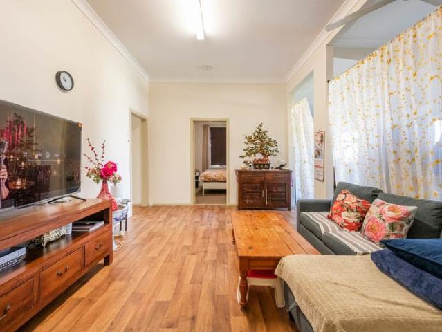 COTTAGE LIVING NEXT DOOR TO THE CBD