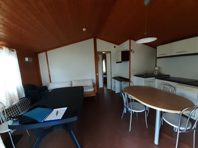 COTTAGE PROCHE D'UN LAC