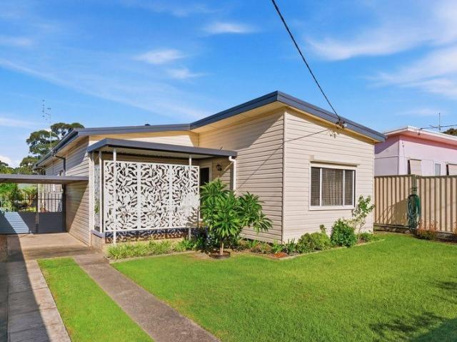 YOUR PERFECT START COTTAGE STYLE FAMILY HOME WITH LEVEL LAND & ENTERTAINER'S BACKYARD!