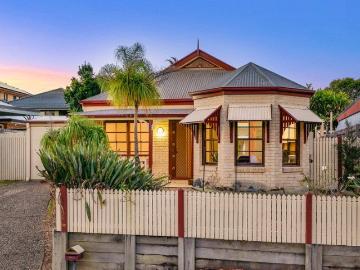 Cottage Style Home in Excellent Location!