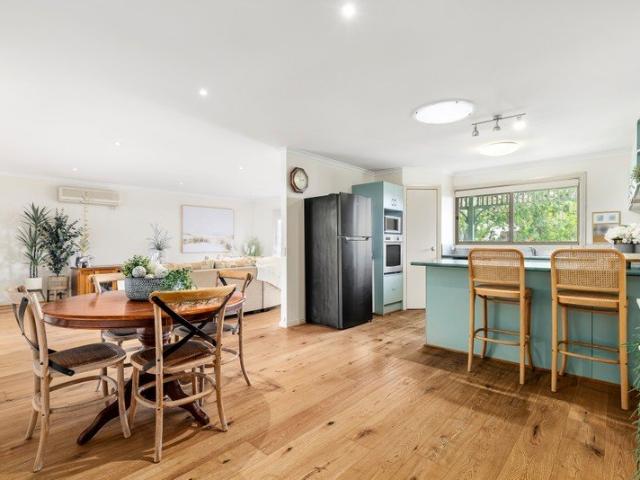 Cottage Style Home in Mornington Close To Everything!