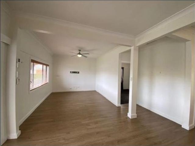 COTTAGE STYLE HOME WITH COURT LOCATION