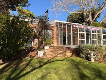 Cottage to rent in Constantia, Cape Town