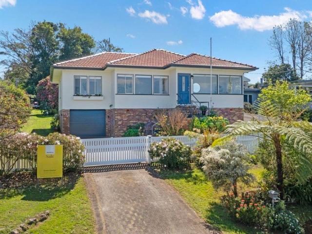 Cottage with Gorge and Coastal Views Flat block and Walk to the Golf Course