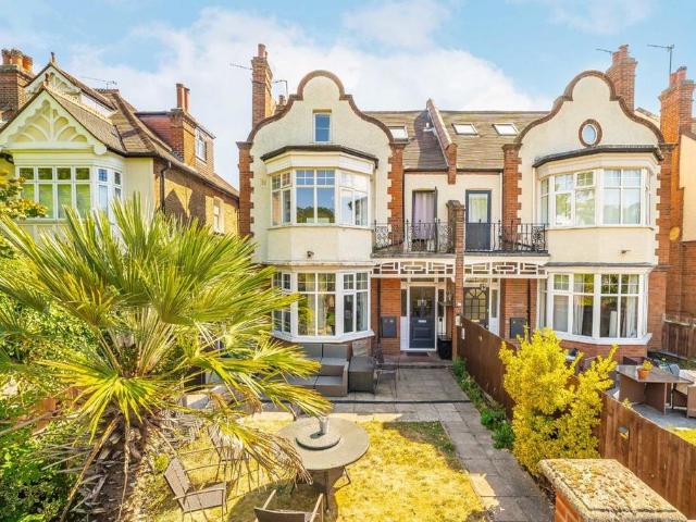 Cottenham Park Road, London SW20 5 bed house to rent £4,500 pcm £1,038 pw