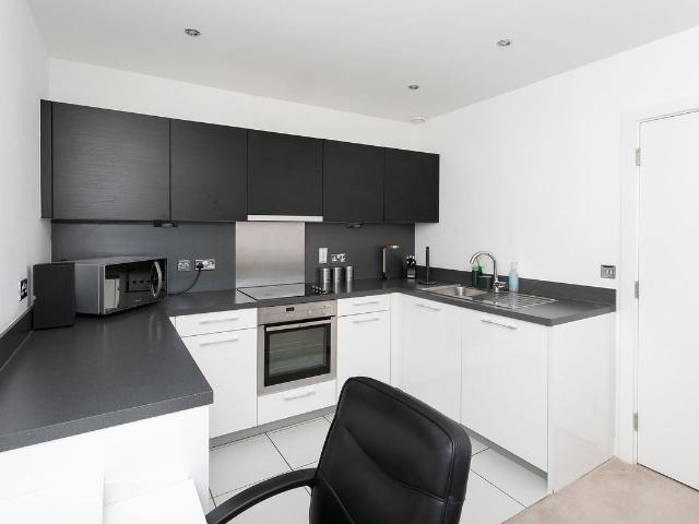 Cotterells HP1, Hemel Hempstead, 1 bed flat to rent, £1,250 pcm | PrimeLocation