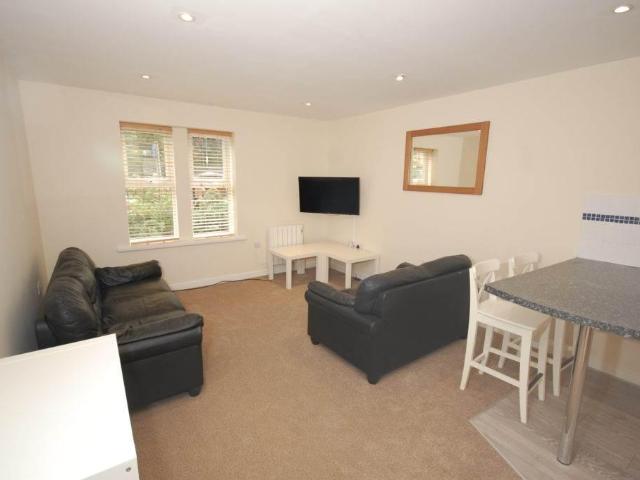 Cottesmore Road, Nottingham NG7 2 bed flat to rent £1,257 pcm £290 pw