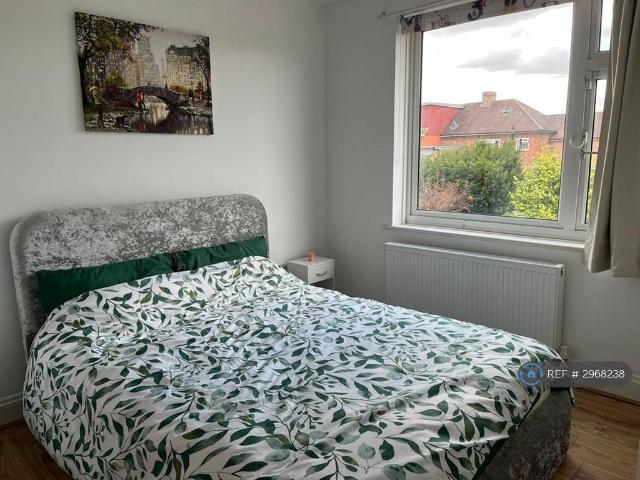 Cottimore Crescent, Walton On Thames. 1 bed in a house share to rent £1,200 pcm £277 pw