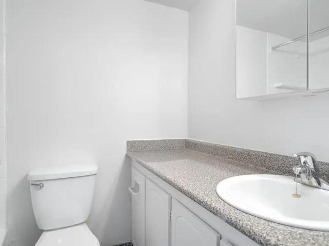 Cote des Neiges Apartments — 2 Bedroom available at 4760 Chemin de la Côte des Neiges