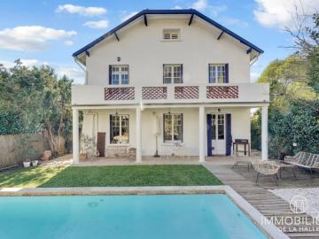 COTE PAVEE SUPERBE MAISON T.7 233 M²