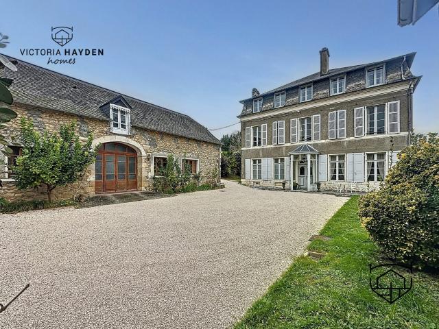 COTEAUX SUD DE PAU Superbe propriété de caractère 441m² Pau