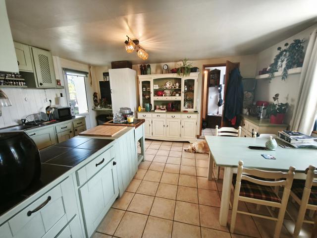 COTES D'ARMOR, Saint Mayeux, Maisonnette mitoyenne, trois chambres, centre du village