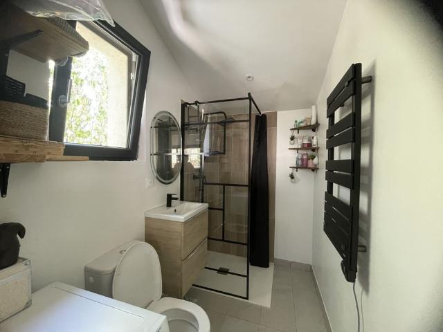 COTIGNAC Beau Studio meublé avec terrasse de 20m² et un jardinet. Place de parking privée inclue