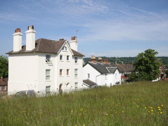 Cotmandene, Dorking, Surrey, RH4 1 bed flat to rent £1,075 pcm £248 pw