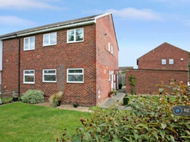 Cotswold Close, Melksham, SN12 2 bed flat to rent £850 pcm £196 pw