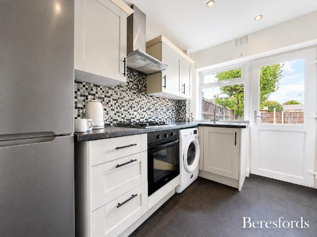Cotswold Gardens, Hutton, CM13 3 bed terraced house to rent £1,850 pcm £427 pw