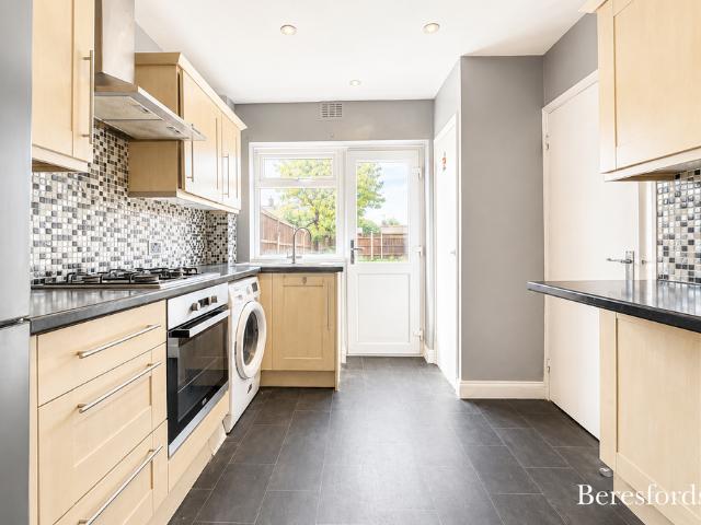 Cotswold Gardens, Hutton, CM13 3 bed terraced house to rent £1,900 pcm £438 pw