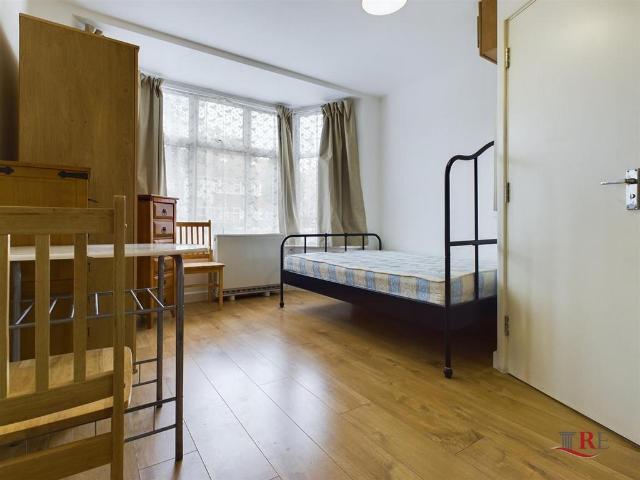 Cotswold Gardens, London, NW2 House share to rent £900 pcm £208 pw