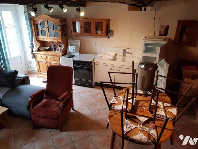 COUTANCES, petite maison meublée