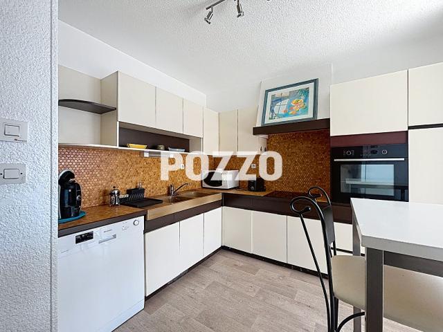 Coutainville centre, appartement lumineux de 80 m2 en bon état général, situé au coeur des commerces et tout proche plage
