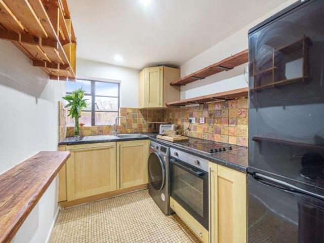 Couching Street, Watlington, OX49 2 bed flat to rent £1,250 pcm £288 pw