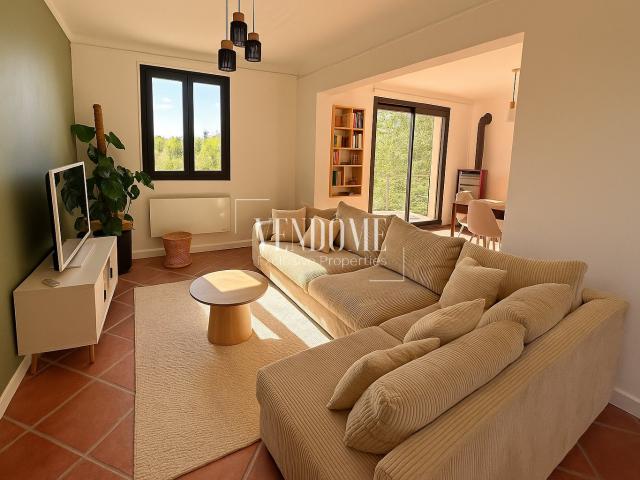COULOMBS: Maison avec 3 chambres, terrain de 2706 m2, grande terrasse et vue dégagée: un cadre familial accue