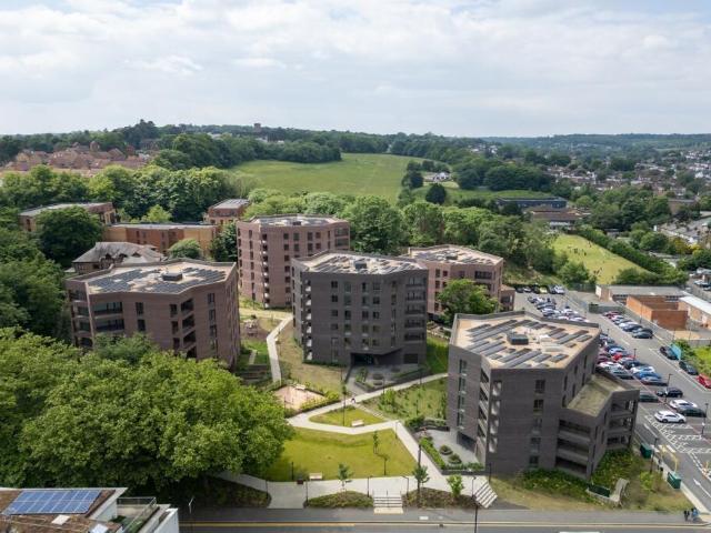 Coulsdon 3 bed apartment to rent £2,200 pcm £508 pw