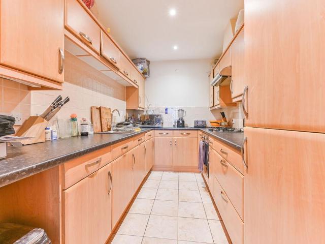 Coulsdon, Coulsdon, Surrey, CR5 2 bed flat to rent £1,700 pcm £392 pw