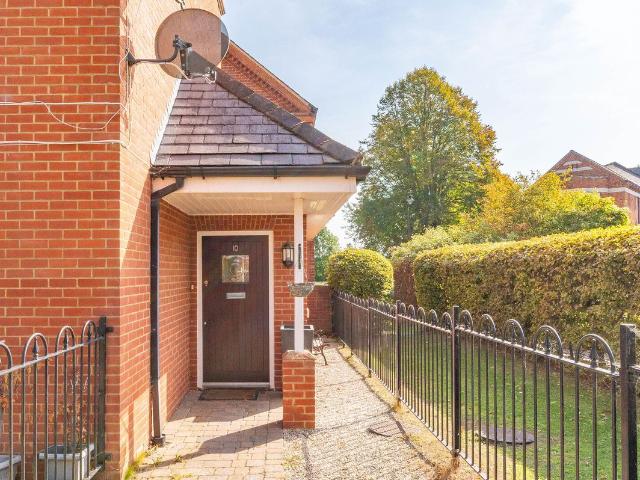 Coulsdon, Coulsdon, Surrey CR5, 2 bed flat to rent, £1,700 pcm | PrimeLocation