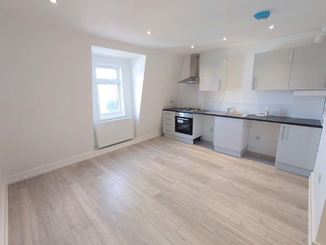 Coulsdon Road, Caterham CR3, 1 bed flat to rent, £1,125 pcm | PrimeLocation