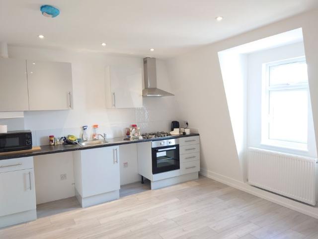 Coulsdon Road, Caterham CR3, 1 bed flat to rent, £1,150 pcm | PrimeLocation