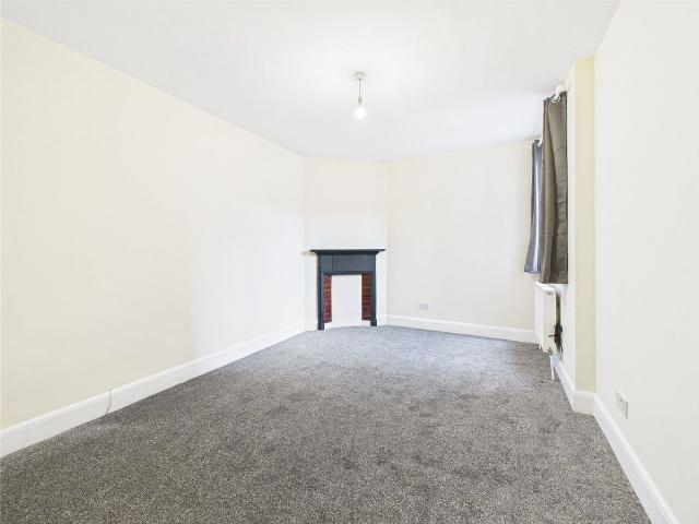 Coulsdon, Surrey CR5, 2 bed flat to rent, £1,550 pcm | PrimeLocation