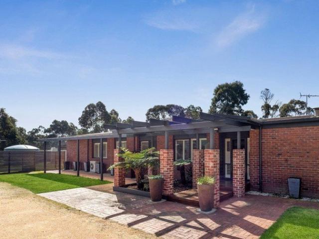 COUNTRY CALM MEETS COASTAL LIVING ON IDYLLIC ACRES