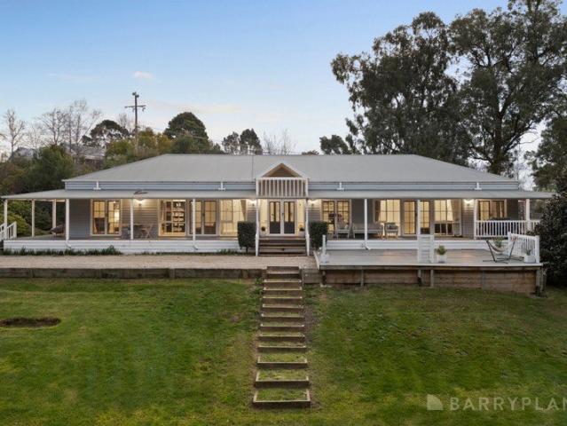 COUNTRY CHARM, MODERN COMFORT & SPACE TO ENJOY ON 4,000M2
