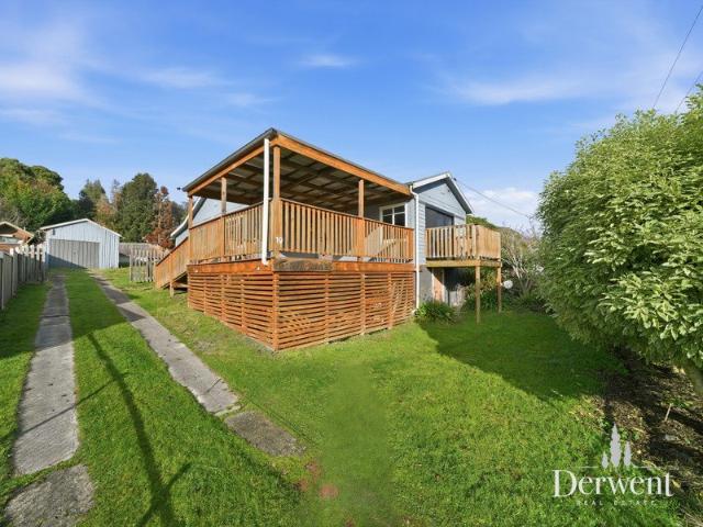 Country Charm & Mountain Views Three Bedroom Rental