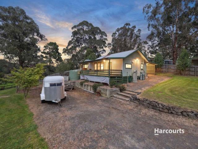 COUNTRY CHARM, ACREAGE & AN ELEVATED RURAL OUTLOOK