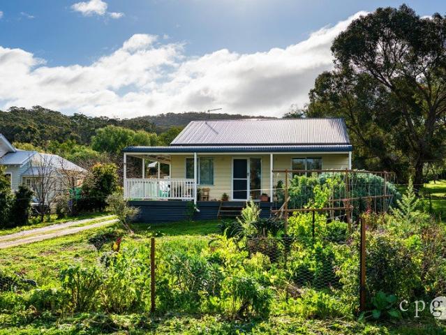 Country charm and Maldon convenience