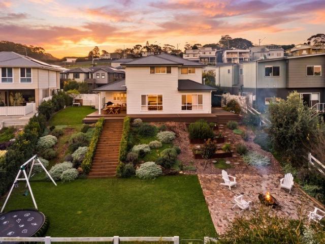 COUNTRY CHARM. COASTAL LIVING