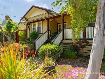 COUNTRY CHARM IN CENTRAL BEECHWORTH