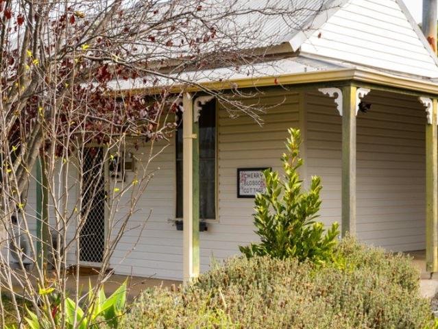 Country Charm In The Centre of Town