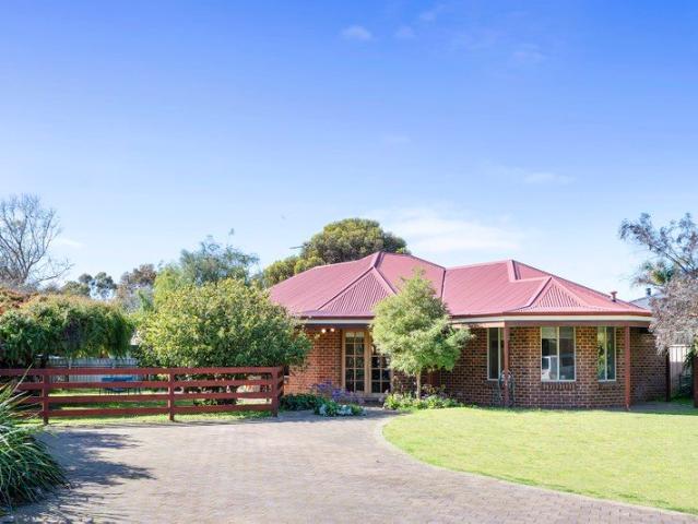 Country Charm in the Heart of Town
