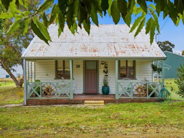 Country Charm in the Heart of Donnybrook Emerald Cottage
